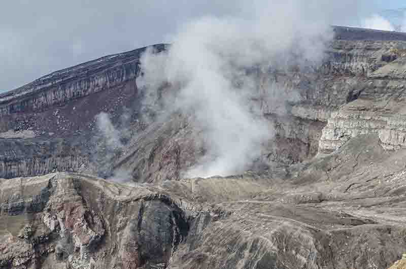 90 - Rusia - Kamchatka - volcan Gorely - crater